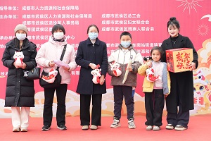 “百米小巷”人潮涌動(dòng)！瑞方人力助力2025年武侯區(qū)春風(fēng)行動(dòng)專場(chǎng)招聘會(huì)“開(kāi)門(mén)紅” 第13張