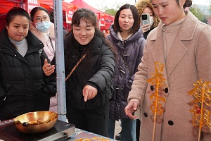 “百米小巷”人潮涌動(dòng)！瑞方人力助力2025年武侯區(qū)春風(fēng)行動(dòng)專場(chǎng)招聘會(huì)“開(kāi)門(mén)紅” 第9張