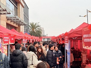 “百米小巷”人潮涌動(dòng)！瑞方人力助力2025年武侯區(qū)春風(fēng)行動(dòng)專場(chǎng)招聘會(huì)“開(kāi)門(mén)紅” 第5張